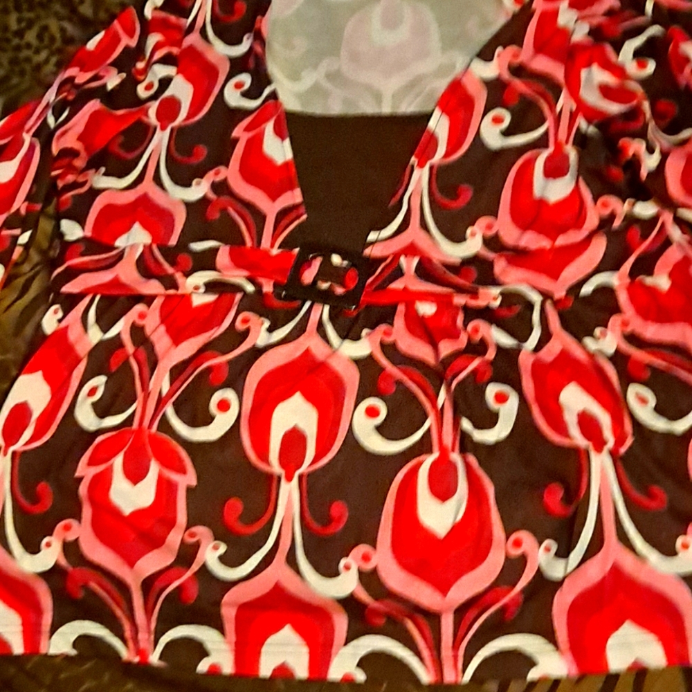 Abstract design shirt w/ 3/4 length sleeves